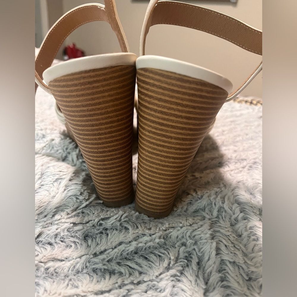 Women’s Cream Wedge Sandals Size 10 - Picture 2 of 4